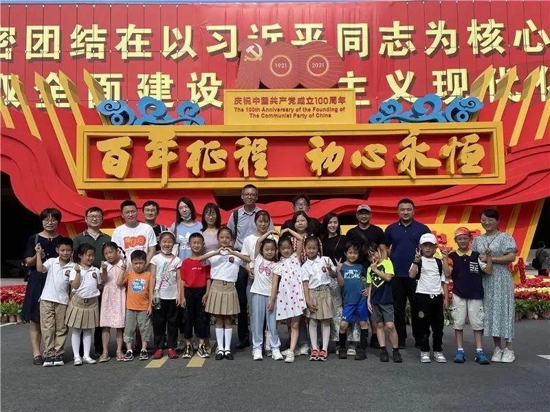 无限翻滚小球